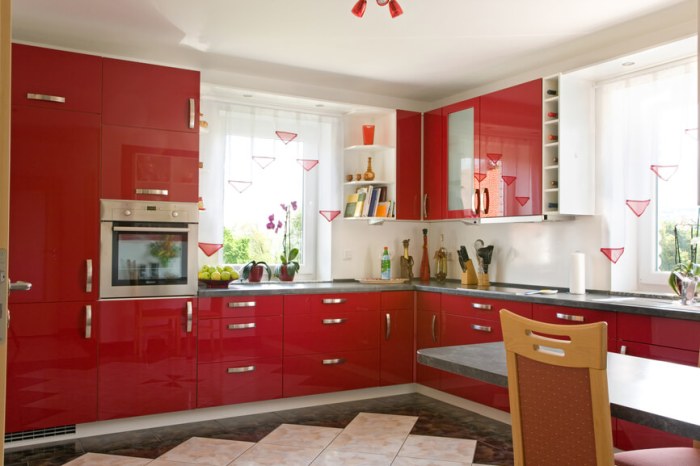 Red accent kitchen decor